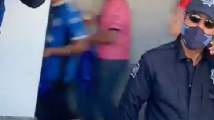 Policía ignora batalla campal en Querétaro; estaba hablando por teléfono (VIDEO)