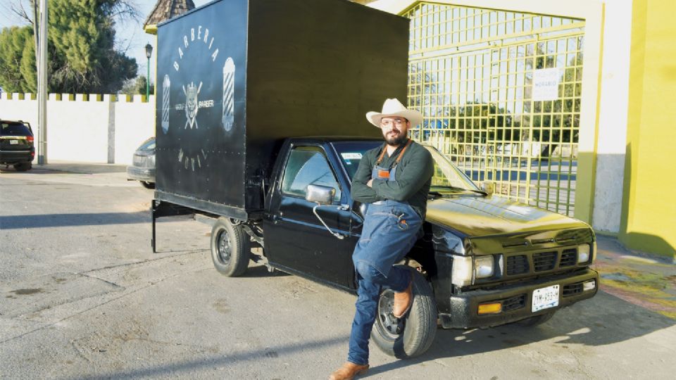 El local se pone afuera de las casas o trabajos de quienes quieren un corte de cabello, barba, bigote o ceja.