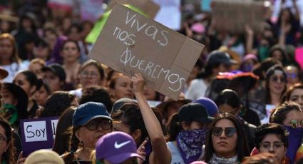 VIDEO: feministas resultan heridas al desprenderse techo que vandaleaban