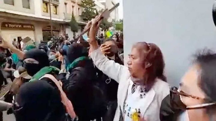VIDEO: Señora católica lanza agua bendita a feministas que marchaban en la 8M
