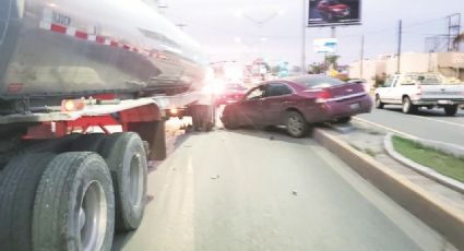 Trailero saca susto a pasajeros de pequeño auto