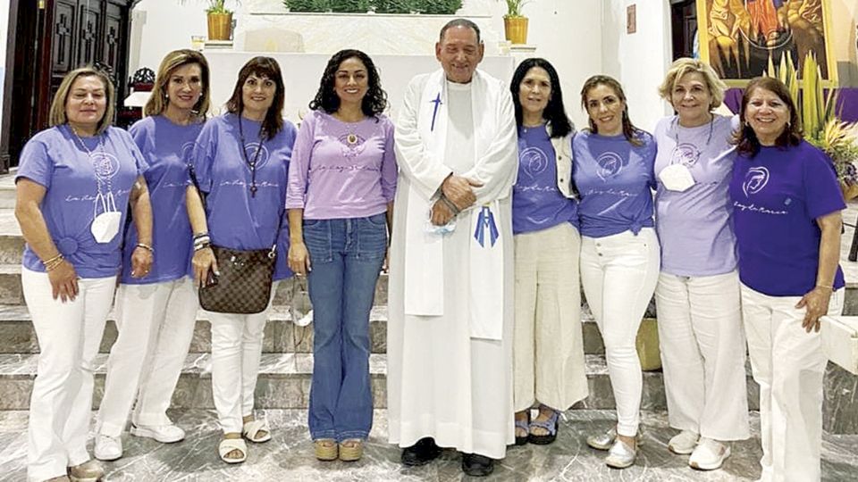 En el santuario de la Virgen de Guadalupe, la intérprete dirigió un rosario y cantó en una misa especial, acompañada del padre Armando Arizola