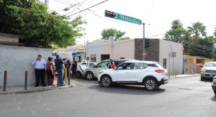 Joven provoca choque múltiple "por ir platicando" en la colonia Juárez