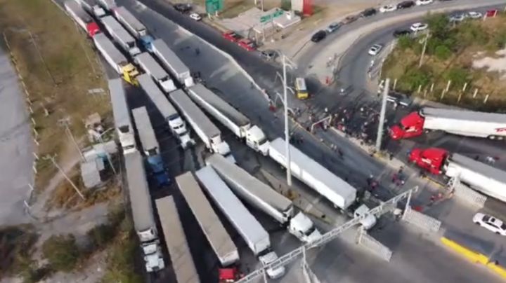Transportistas bloquean Puente Internacional de Pharr, Texas inconformes por tiempo de espera