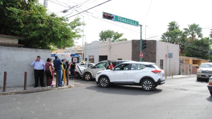Joven provoca choque múltiple "por ir platicando" en la colonia Juárez