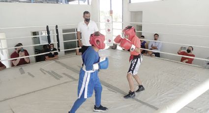 Se lucen pugilistas durante la práctica en Gimnasio de Box de Villas de San Miguel