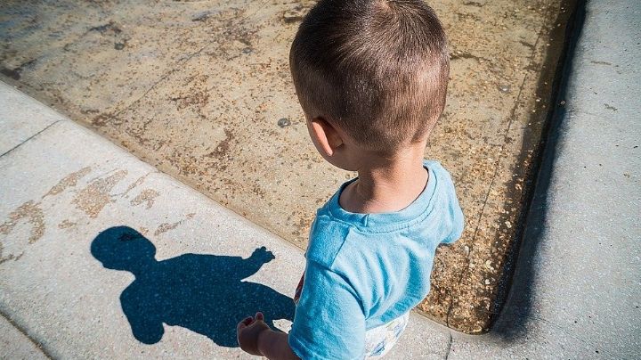 Indignante: Padres sacan a su hijo de 4 años enfermo a la calle; no los dejaba dormir su tos