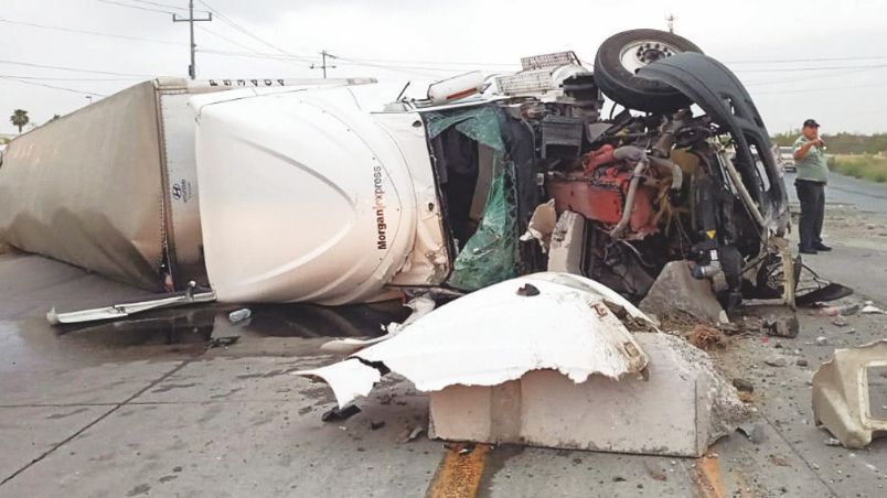 El tráiler chocó contra los muros que dividen los carriles del Mex II