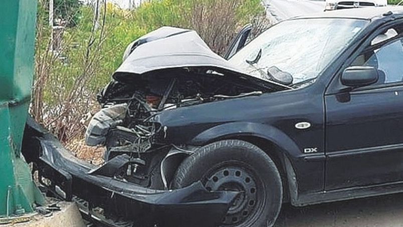 El Mazda Protegé fue a estrellarse contra la base de un anuncio tipo bandera.