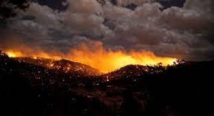 Evacuan a 5 mil personas por devastador incendio en Nuevo México; hay dos muertos