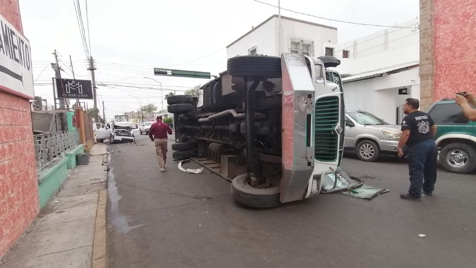 Vuelca camión en Venezuela y Juárez al ser impactado por una camioneta.