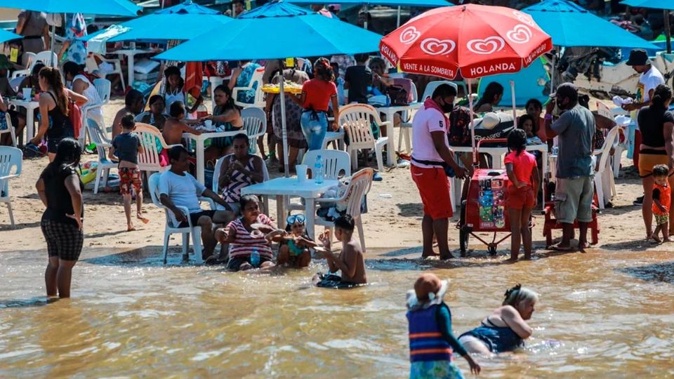 Cuando el turista ingresó al mar, su novia se percató que no salía a flote por lo que dio aviso a los brigadistas de la playa para que le brindaran auxilio