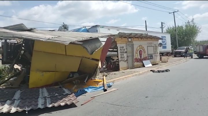 Comerciante deja su puesto solo unos minutos; cuando regresa un trailer lo había arrollado VIDEO