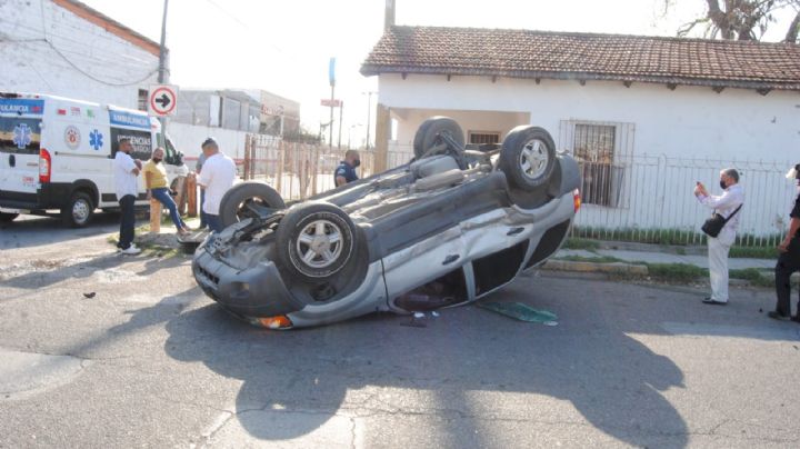 "Me pase el alto por una distracción" Choca y vuelca entre Calle Washington y Mendoza FOTOS