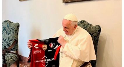 Papa Francisco recibe playeras del Atlas y Santos