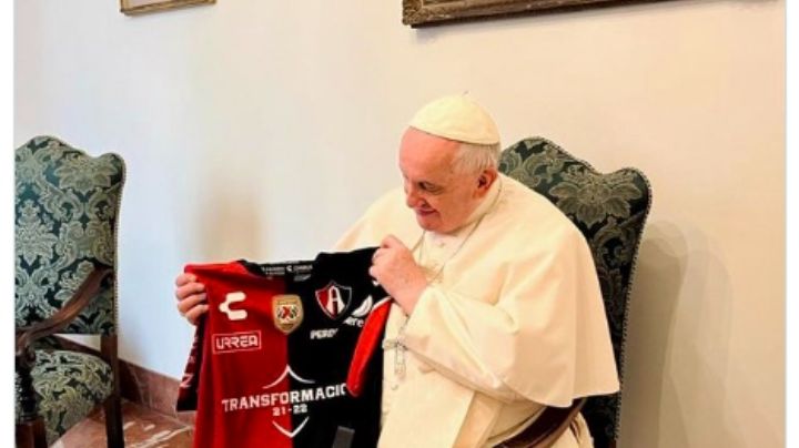 Papa Francisco recibe playeras del Atlas y Santos