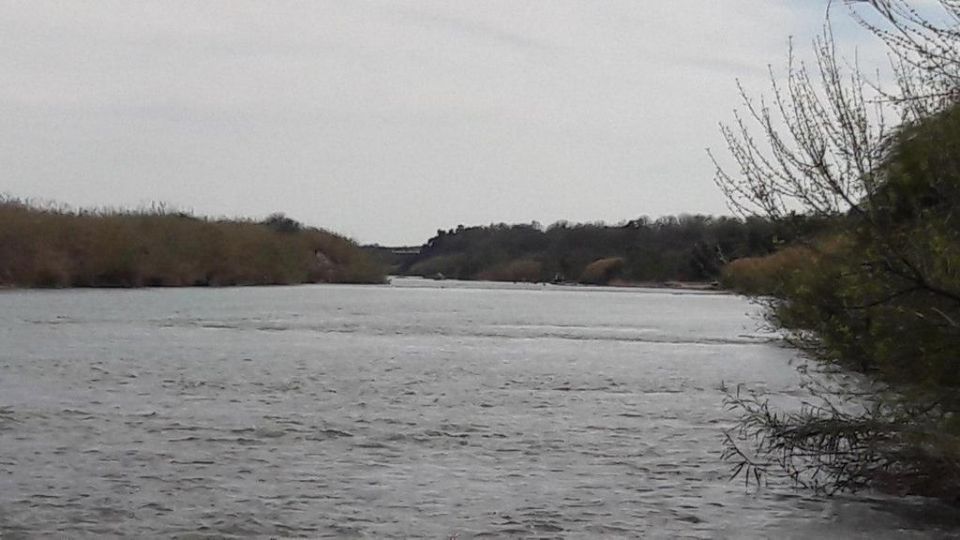 Un elemento intentó ayudar a migrantes que tenían problemas en el río