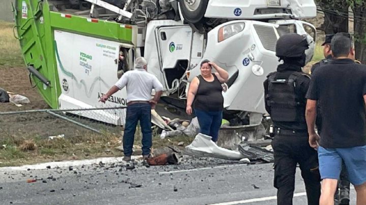 VIDEO: Volcadura de camión de limpia pública en la Carretera Nacional