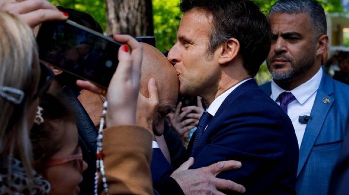 Elecciones Francia 2022: Macron besa calva de hombre para la buena suerte antes de votar
