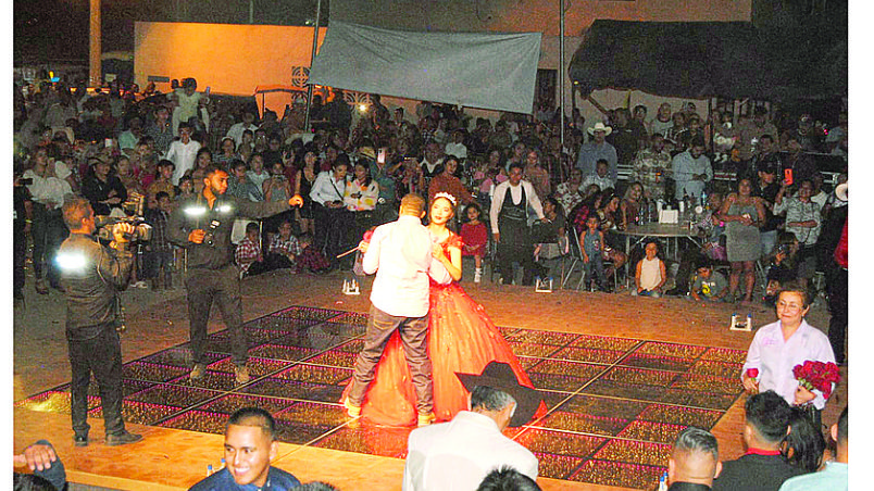 La quinceañera bailó el vals