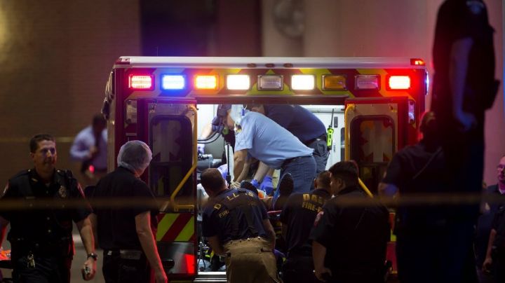 Camión con migrantes vuelca en persecución policiaca en Texas; 16 heridos