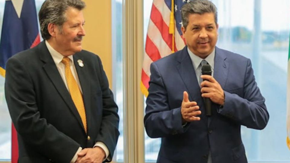 El gobernador de Tamaulipas recibió las llaves de la ciudad de Laredo, Texas de parte del alcalde Pete Sáenz.