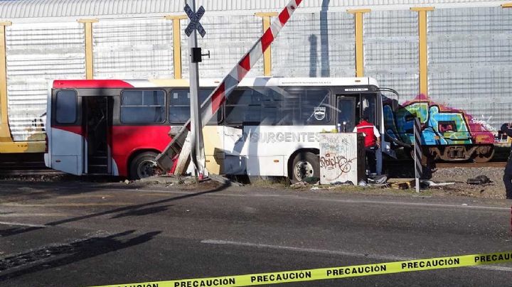 Chofer intenta ganarle el paso al tren: pierde un ojo y la vida
