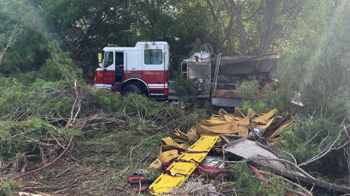 Choca camión de bomberos y se lesionan 3 elementos