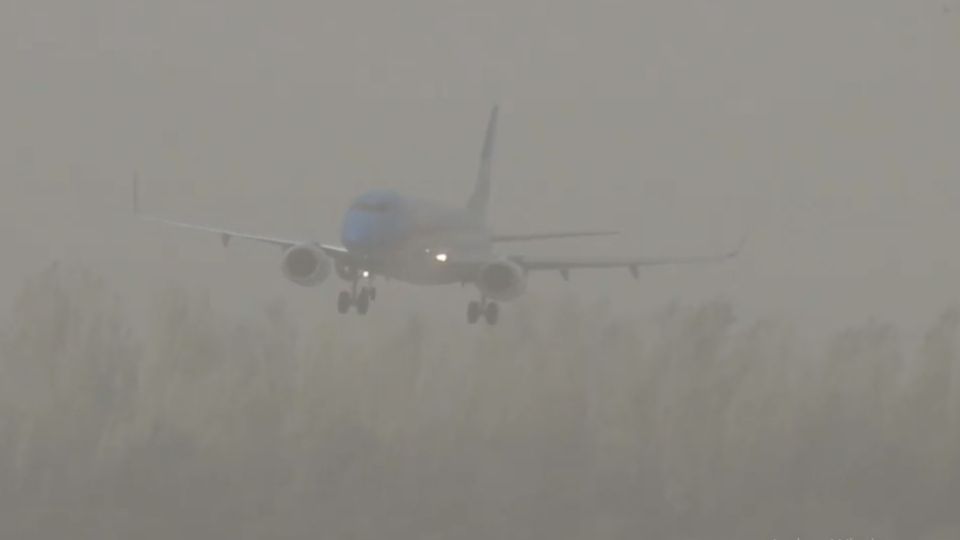 El clima impidió a una aeronave poder aterrizar, debido a las ráfagas de aire que la mantenían en vuelo