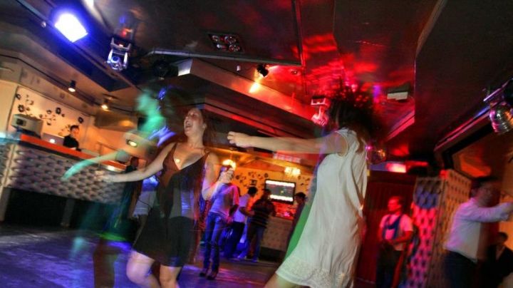 Habitantes de Francia preocupados por misteriosa ola de 'pinchazos' en bares