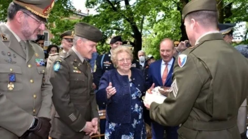 A pesar del tiempo, las deudas del ejército estadounidense se cumplen, devolviéndole la alegría a una 'pequeña niña', de ahora 90 años