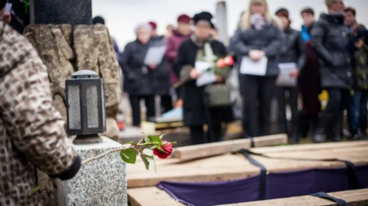 (VIDEO) Mujer 'revive' en su funeral; comenzó a golpear el ataúd antes de ser enterrada.