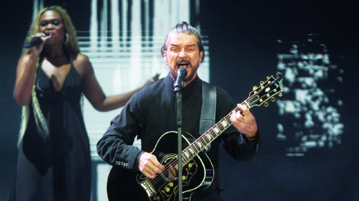 Llena Ricardo Arjona de matices la Arena de Laredo