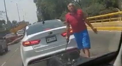 Hombre ataca automóvil de una familia con un bastón y causa pánico en una niña VIDEO