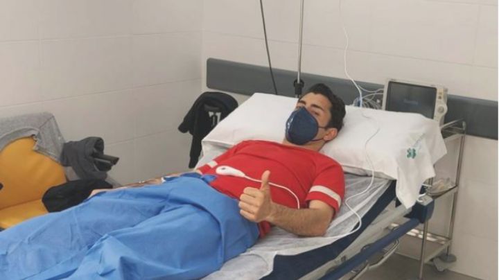 (IMÁGENES FUERTES) Novillero se salva de milagro al ser prendido por un toro