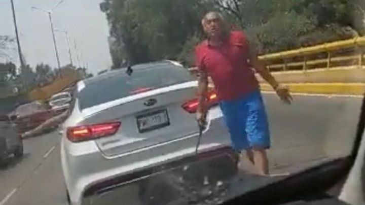 Hombre ataca automóvil de una familia con un bastón y causa pánico en una niña VIDEO