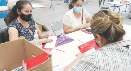 Sigue entrega de tarjetas de becas