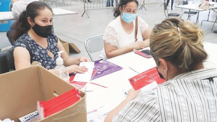 Sigue entrega de tarjetas de becas