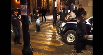 INDIGNANTE... Entre 10 policías detienen a dos niños que vendían dulces (VIDEO)