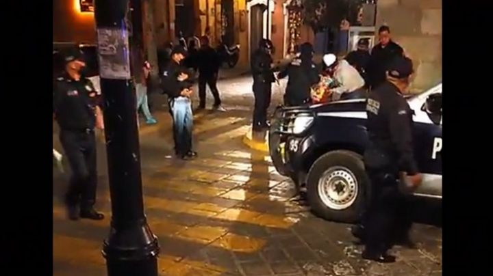 INDIGNANTE... Entre 10 policías detienen a dos niños que vendían dulces (VIDEO)