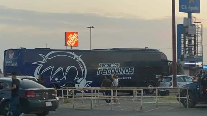 "Banda los recoditos" arma concierto en estacionamiento de Paseo Reforma  (VIDEO)