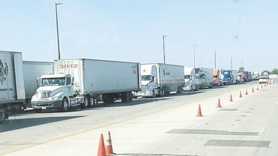 Las historias detalladas desde el viernes indican horas de fila de entre 6 y 12 horas, por lo que una solución inmediata para muchos transportistas fue canalizar sus cruces acostumbrados por Colombia a la frontera de Nuevo Laredo