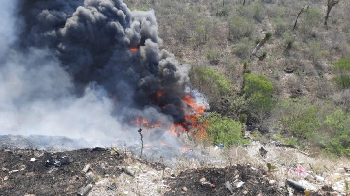 Vuelca tráiler y se incendia en la Cuesta de Mamulique