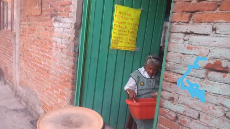 La mujer de 70 años se dedica a asar pepitas de girasol, apoyada con este anafre para poder subsistir cada día