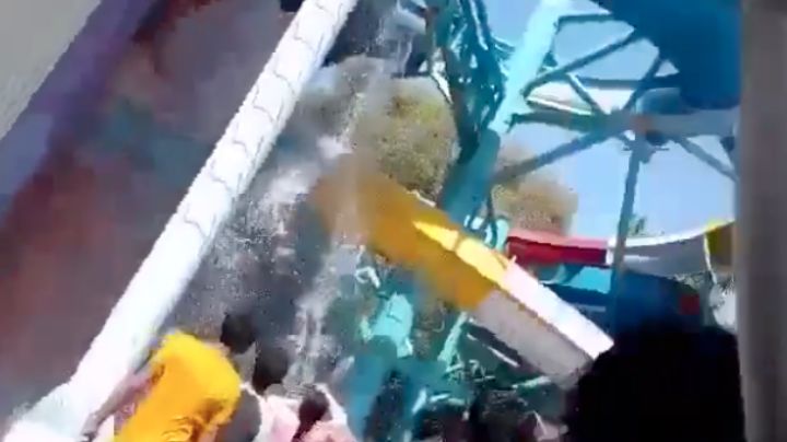 VIDEO: Se desprende tobogán y niños caen de 10 metros