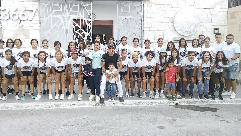 El equipo de futbol femenil de Quintana Factory se toman la foto del recuerdo antes de viajar al puerto de Mazatlán