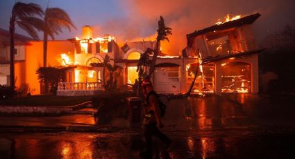 VIDEO: Incendios destruyen decenas de millonarias  mansiones en California