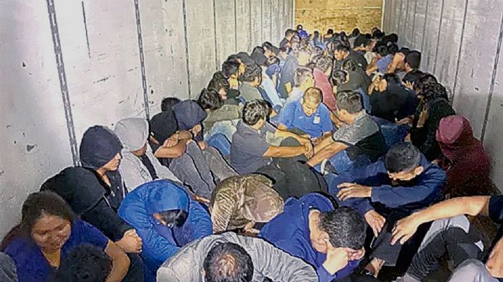 Caen 370 migrantes en camiones de carga en la Interestatal 35