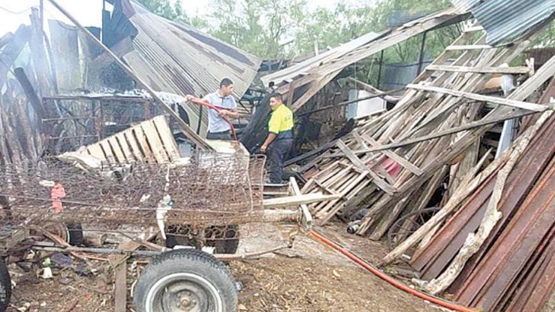 En el terreno del incendio también se acumulaba una gran cantidad de fierros viejos y madera