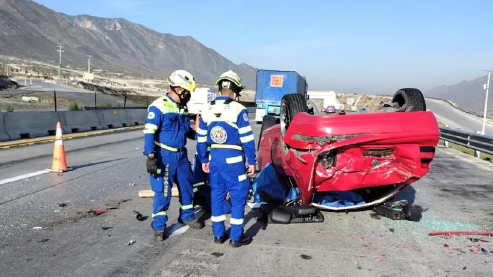 Según la versión del conductor del tráiler identificado como Jesús H, de 46 años, el automóvil se impactó contra la parte trasera de la caja